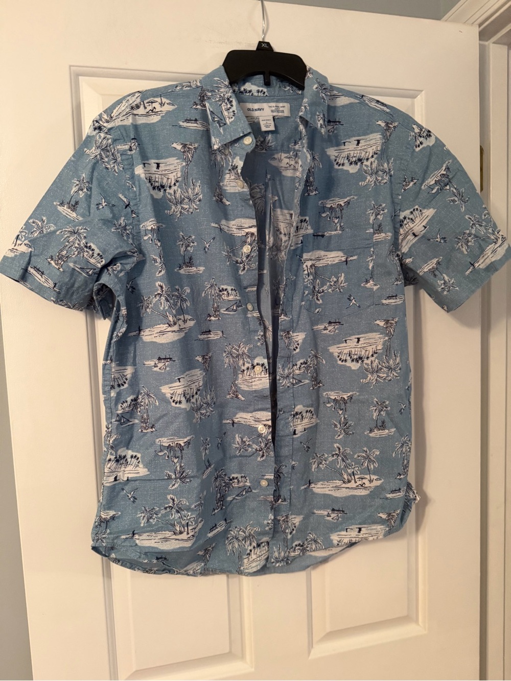 Old Navy Light Blue Island Print Short-Sleeve Button-Down Shirt